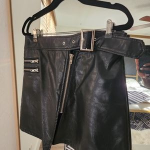 Faux leather mini skirt - black